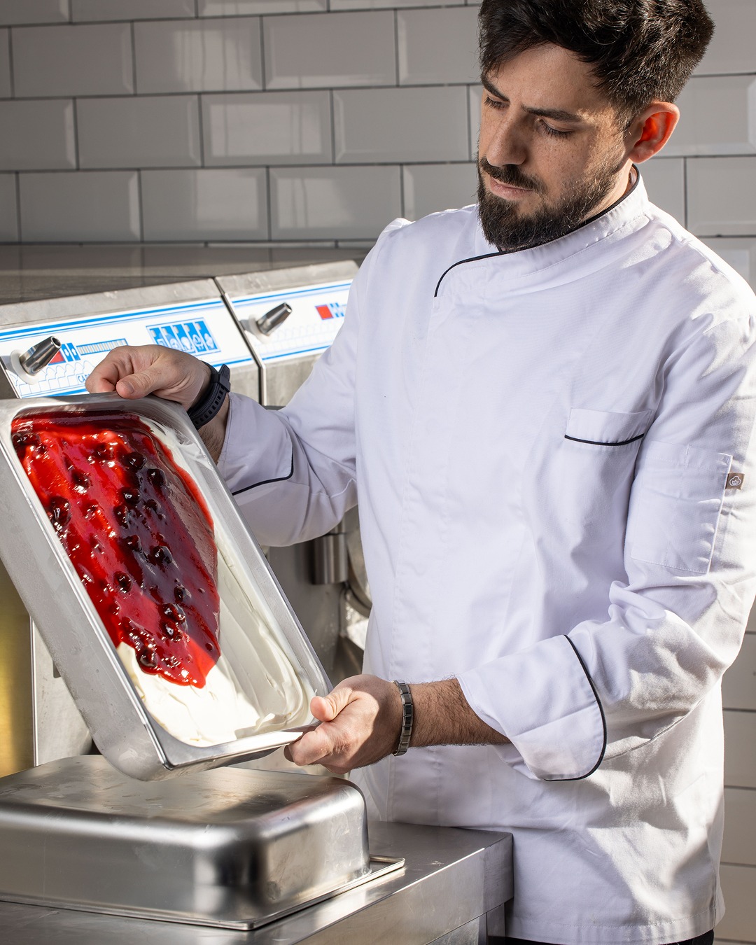 Bocha de gelato artesano siendo servida