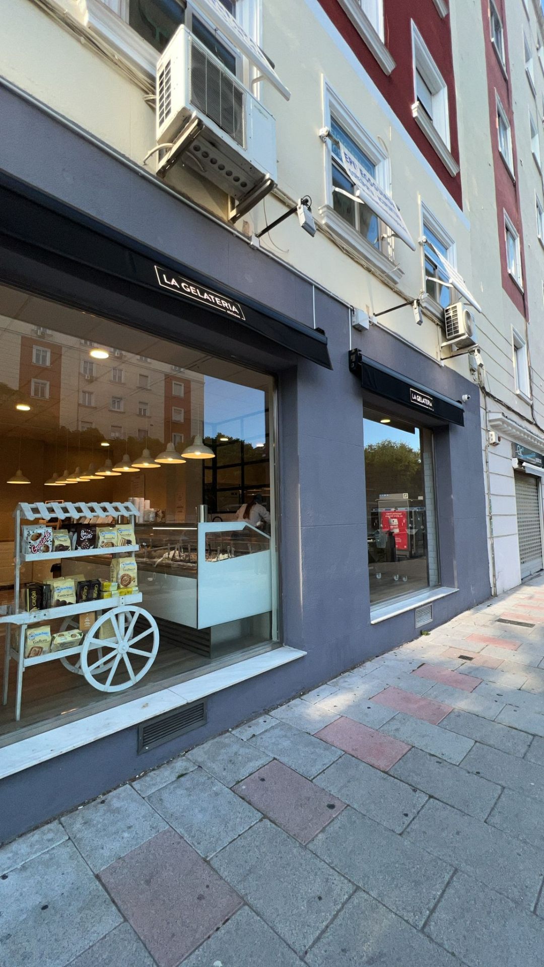 Escaparate de La Gelateria Italiana en Plaza de la República Dominicana 6