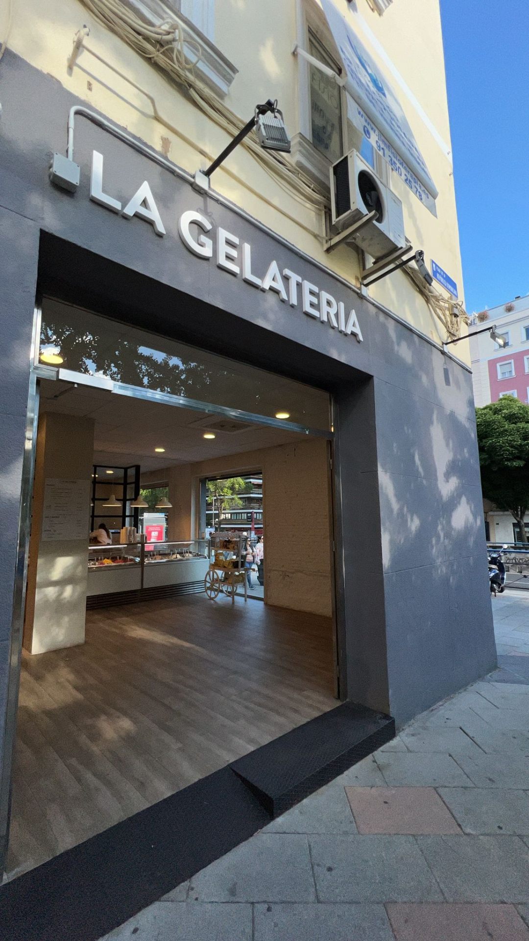 Entrada de La Gelateria Italiana en Plaza República Dominicana, Madrid