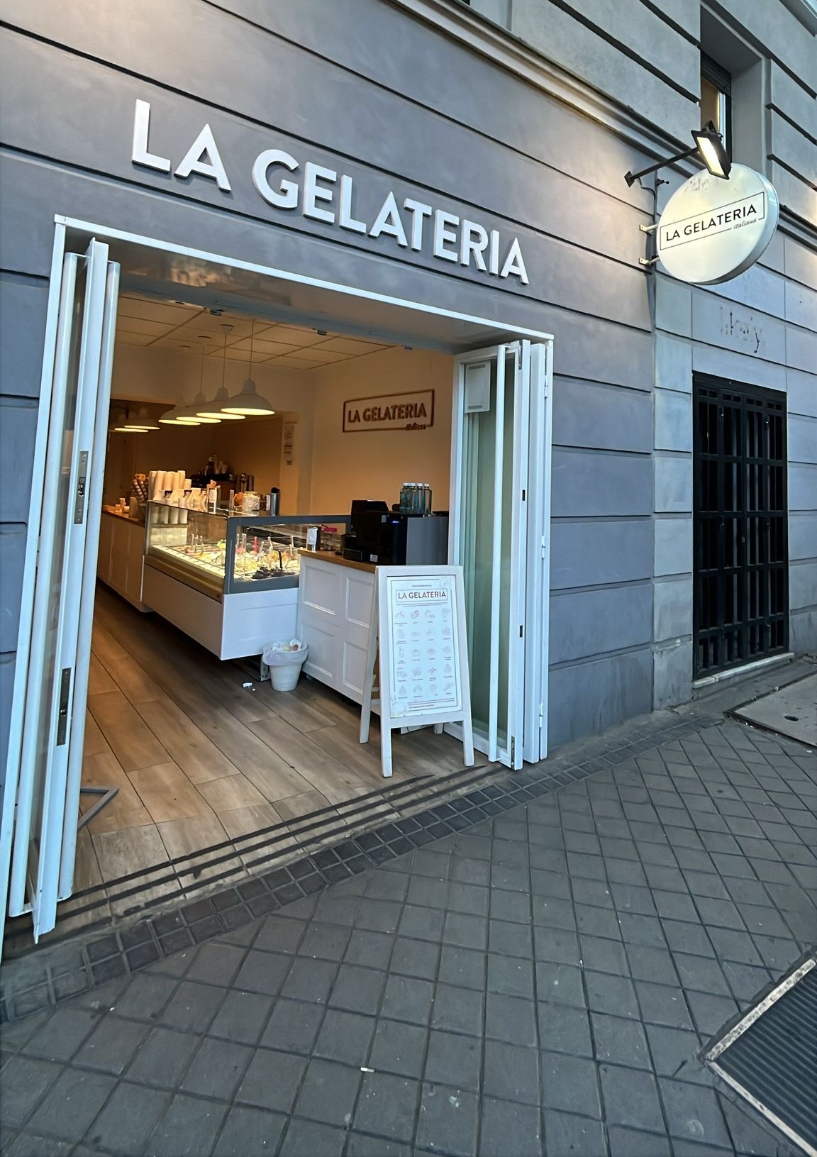 Escaparate de La Gelateria Italiana en C/ Ríos Rosas 54, Madrid