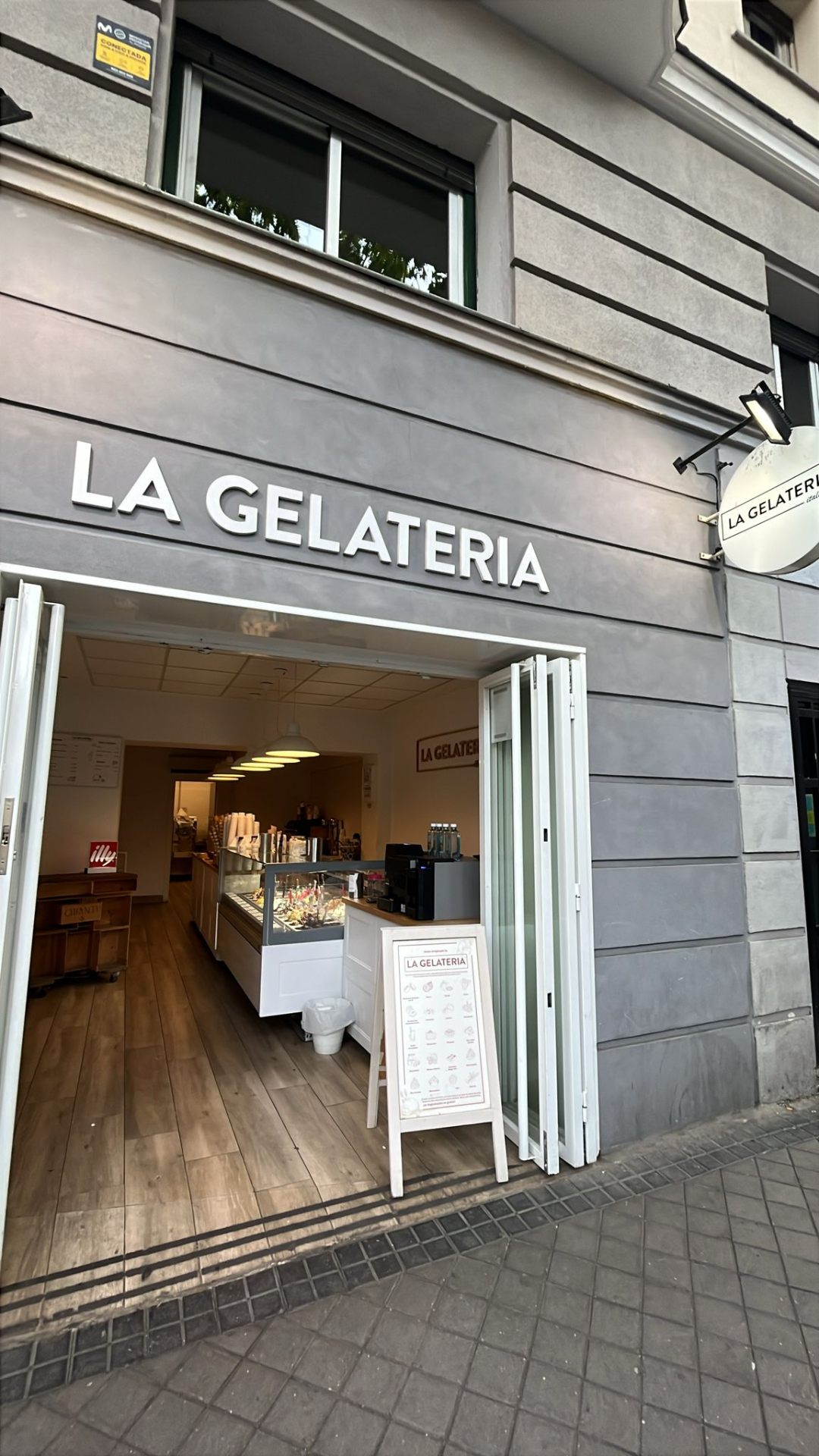 Entrada de La Gelateria Italiana en Ríos Rosas, Chamberí, Madrid